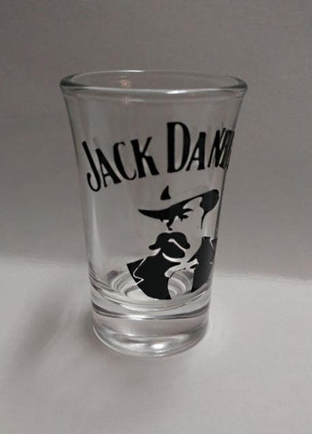 https://www.mancraftedshop.com/cdn/shop/products/Jack_Daniel_s_Logo_Whiskey_Shot_Glass_large.jpg?v=1501776335